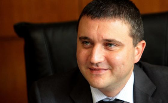 Горанов поискал обяснения от мъжа на Бокова за аферата 