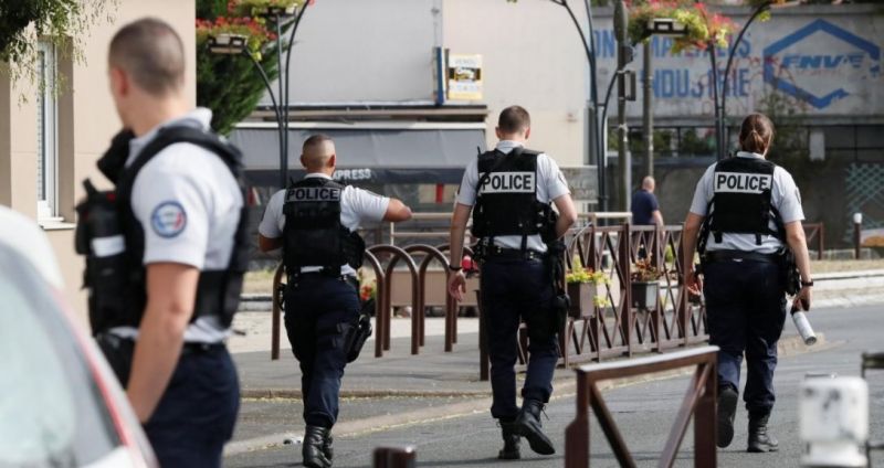 Двама души са арестувани в южно предградие на Париж, преди