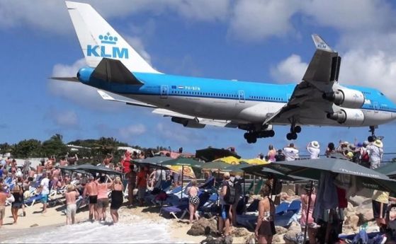 Световноизвестното летище Принцеса Жулиана на остров Сент Мартен на Карибите