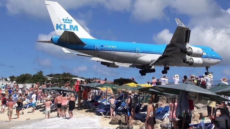 Световноизвестното летище Принцеса Жулиана на остров Сент Мартен на Карибите