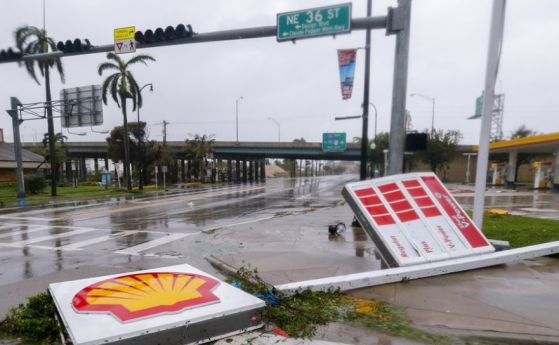 Ураганът Ирма който достигна сушата на западните брегове на Флорида