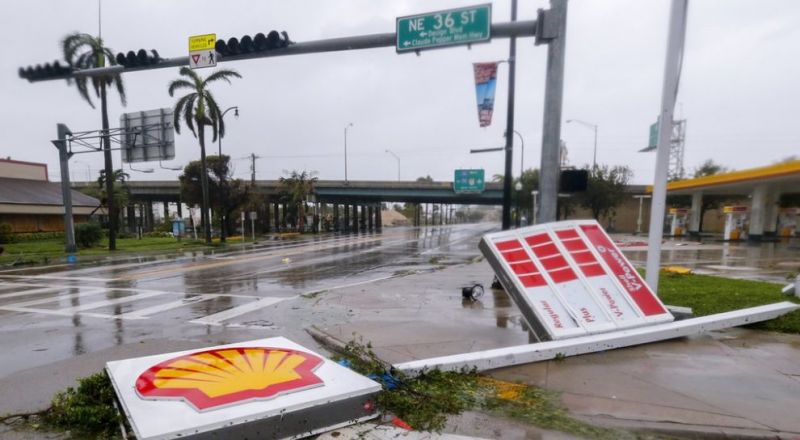 Ураганът Ирма, който достигна сушата на западните брегове на Флорида,