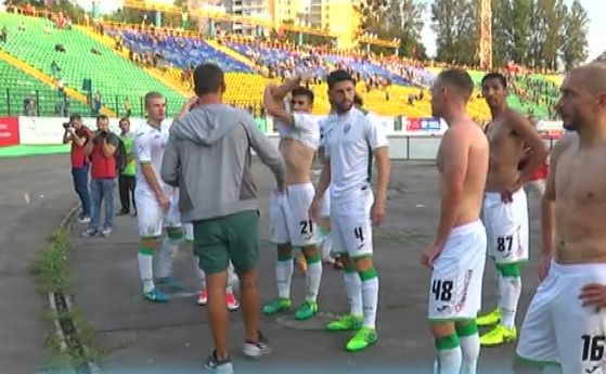 Феновете на Карпати Лвов принудиха играчите на клуба да свалят