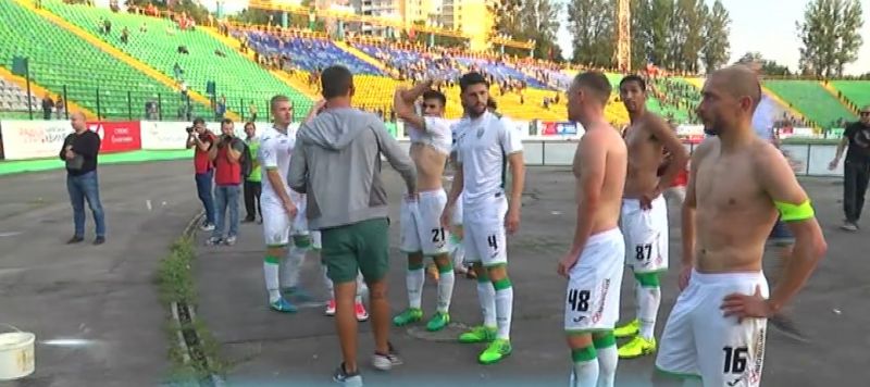 Феновете на Карпати Лвов принудиха играчите на клуба да свалят