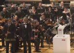 Андреа Бочели пя с оркестър, дирижиран от робот (видео)