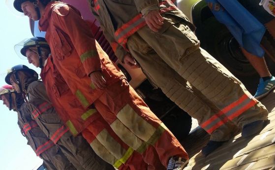 Трийсетина души се събраха на протеста на пожарникарите пред Народното събрание