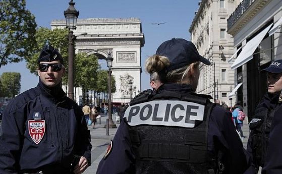 Мъж нападна с нож френски военен в центъра на Париж  