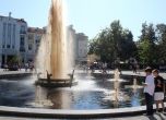 Кола потече от фонтана пред общината в Пловдив