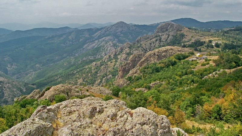 Турист, изгубил се в Сливенския балкан, е открит от екипи