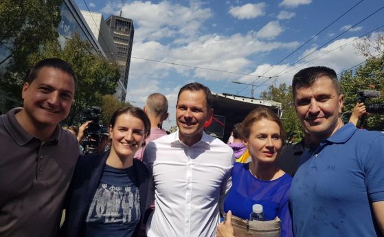 Сръбският премиер бе в челните редици на гей парада в Белград