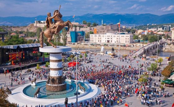 Скопие ще демонтира бутафорните паметници