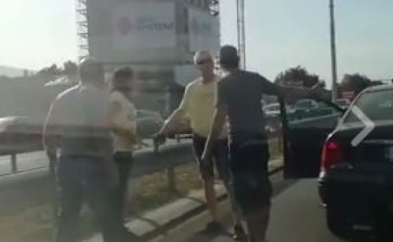 Полицай размаха пистолет след забележка за изпреварване на пътя (видео)