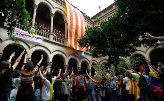 Студенти окупираха университета в Барселона в подкрепа на референдума на Каталуния