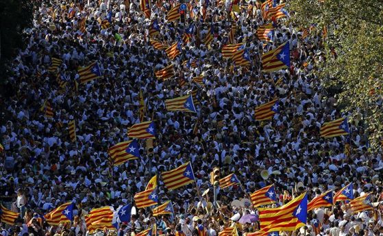 Хиляди демонстранти призоваващи за независимост на Каталуния се събраха на