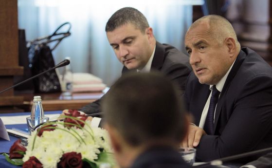 Търкания в коалицията: Борисов и Симеонов работили през лятото, а другите - не