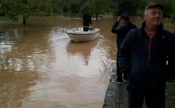 Частично бедствено положение в Малко Търново, в Кости извадиха лодките (обновена)