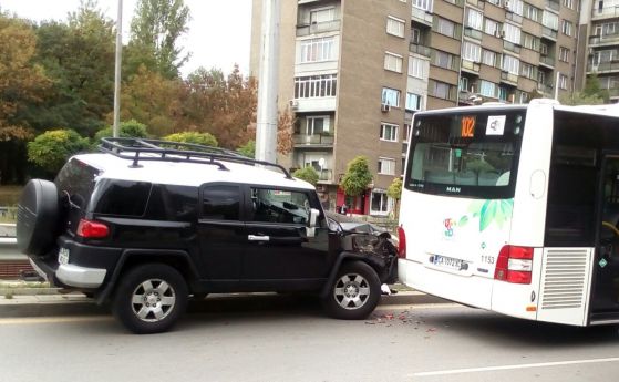 Джип и автобус на градския транспорт се сблъскаха в София