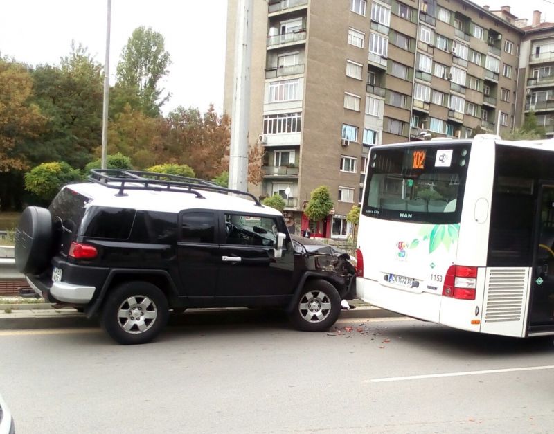 Джип и автобус 102 се сблъскаха в София.  За инцидента съобщи