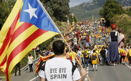 Подкрепящи референдума в Каталуния започнаха да окупират училища със секции
