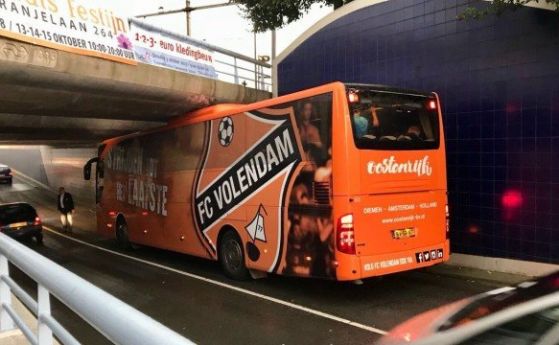 Автобусът на холандски тим се заклещи в мост