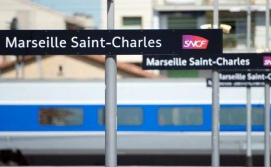 Мъж уби с нож двама на гарата в Марсилия