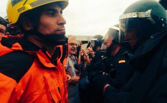 Полицията нападна каталунските пожарникари, които пазят гражданите (видео)