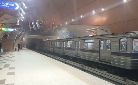 Влак на метрото в София се запали