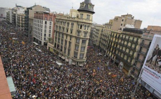 300 000 души излязоха на протести в Барселона срещу полицейското насилие (видео)