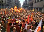 Каталуния няма да е независима, обеща Рахой. Стотици хиляди демонстранти искат единство по улиците на Барселона