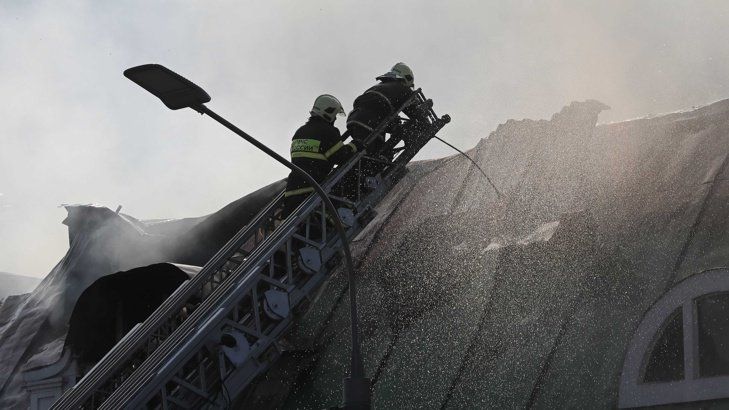 Огромен пожар избухна на околовръстния път в Москва, предаде БГНЕС.
Площта