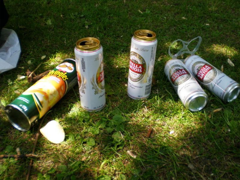 Разместените пейки в градинките и компаниите с бира на метри