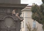 Мъж се качи на паметника на Левски и се съблече по гащи