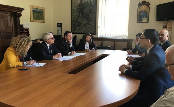 На среща с депутати в българския парламент албанският посланик Киряко