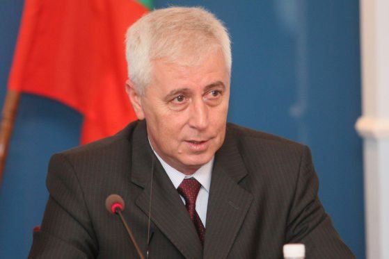 Здравният министър Николай Петров се включи в реанимирането на пациент