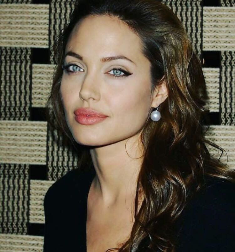 Актрисата Анджелина Джоли обвини в сексуален тормоз филмовия продуцент Харви