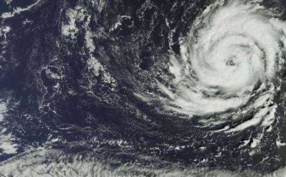 Тропическата буря Офелия връхлетя южното крайбрежие на Ирландия с ветрове