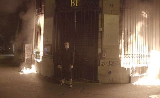Руски артист опита да подпали входа на Банк дьо Франс