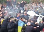 Нови сблъсъци с полицията на протеста срещу корупцията в Киев (видео)