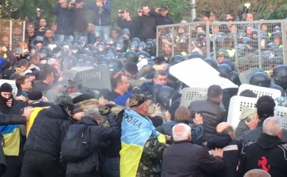 Нови сблъсъци с полицията на протеста срещу корупцията в Киев (видео)