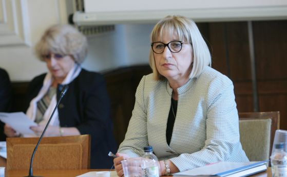 Министърът на правосъдието Цецка Цачева днес свиква извънредно заседание на