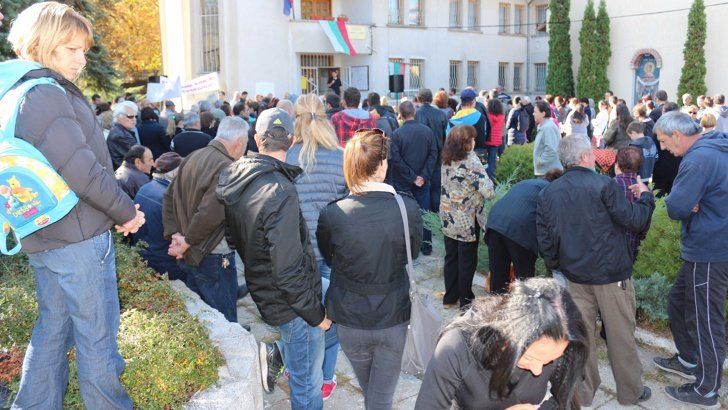 Няколкостотин души излязоха днес на протест срещу сечта в Лозенската