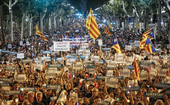 Хиляди излязоха на протест в Барселона часове след решението на