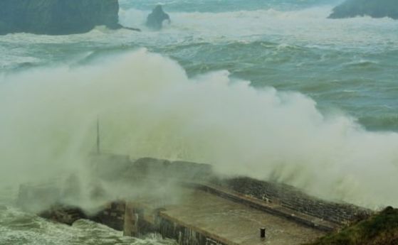 Бурята Браян удари бреговете на Великобритания със силни ветрове и