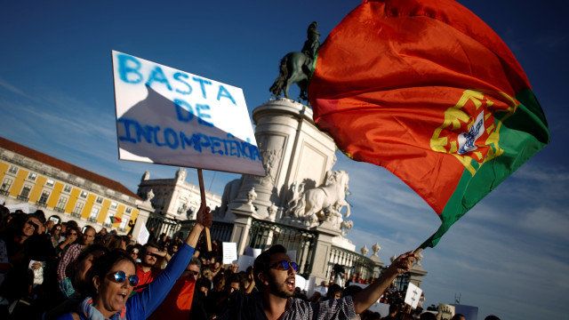 Хиляди хора излязоха по улиците на няколко града в Португалия