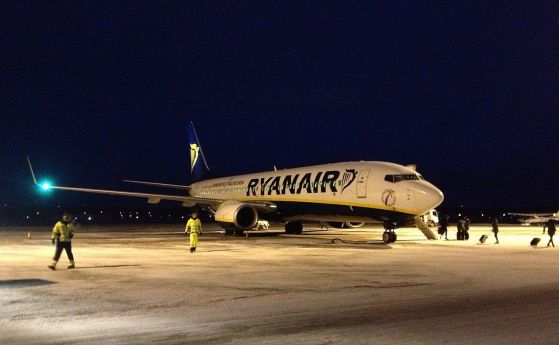 От умора спим в пилотската кабина: разследване на Libération за Ryanair