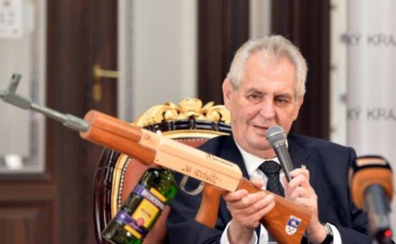 Чешкият президент извади "пушка за журналисти" по време на пресконференция (видео)