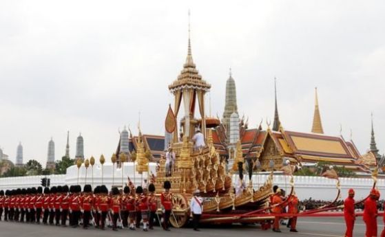 Кремират краля на Тайланд година след смъртта му
