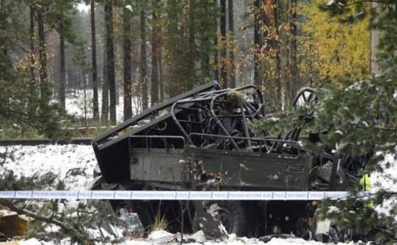 Влак и бронетранспортьор се сблъскаха във Финландия, четирима загинаха