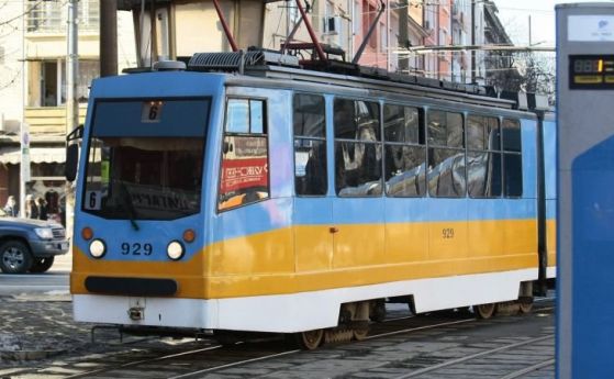 Трамвай и лек автомобил са катастрофирали в столичния квартал Дружба