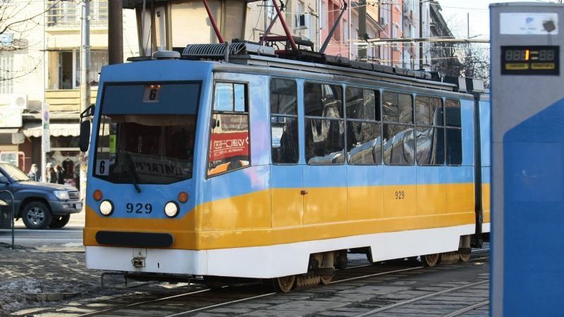 Трамвай и лек автомобил са катастрофирали в столичния квартал Дружба“.